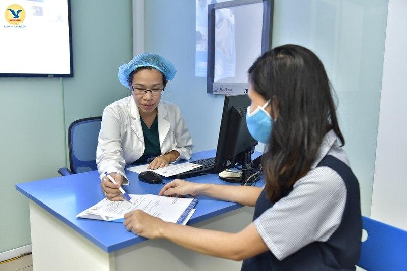 Bác sĩ chuyên khoa Sản - BVĐK MEDLATEC khám cho bệnh nhân