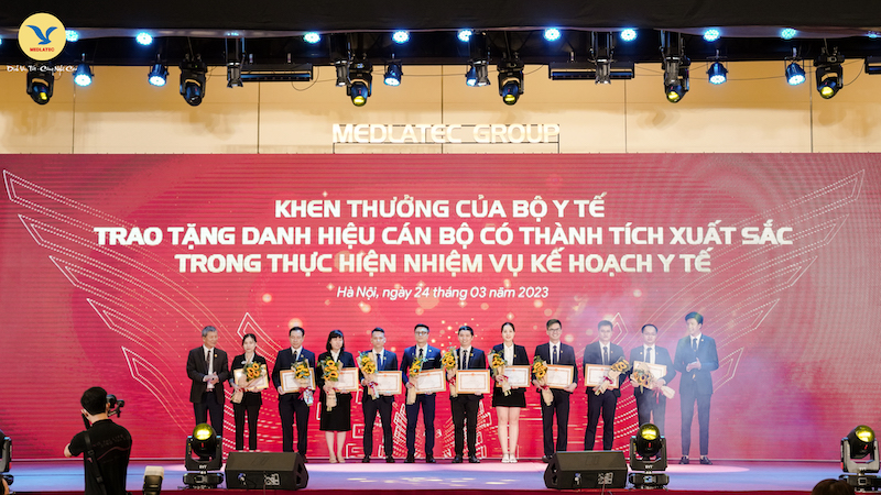 Các cán bộ có thành tích xuất sắc trong thực hiện nhiệm vụ kế hoạch y tế nhận bằng khen và hoa từ GS.AHLĐ Nguyễn Anh Trí - Thành viên Ủy ban Xã hội của Quốc hội, Người sáng lập và Chủ tịch Hội đồng cố vấn MEDLATEC GROUP và TS. Nguyễn Trí Anh - Tổng Giám đốc MEDLATEC GROUP