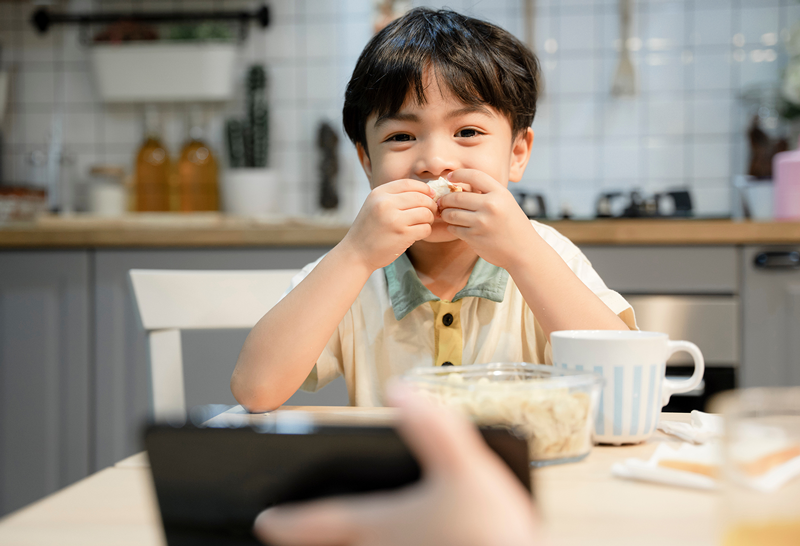 Cần tránh xa thói quen vừa cho bé ăn vừa xem tivi, điện thoại,...