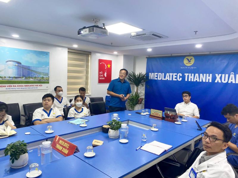 ThS.BSNT Nguyễn Thế Phương - Giảng viên bộ môn Tiêu hóa, Đại học Y Hà Nội; Trung tâm Tiêu hóa, Bệnh viện Bạch Mai trình bày báo cáo 