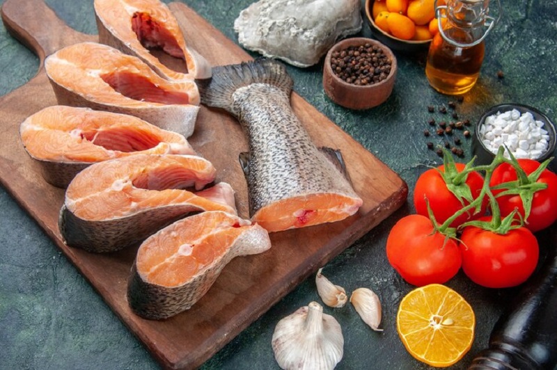 Cá giàu omega-3 là nguồn thực phẩm tốt cho khớp gối