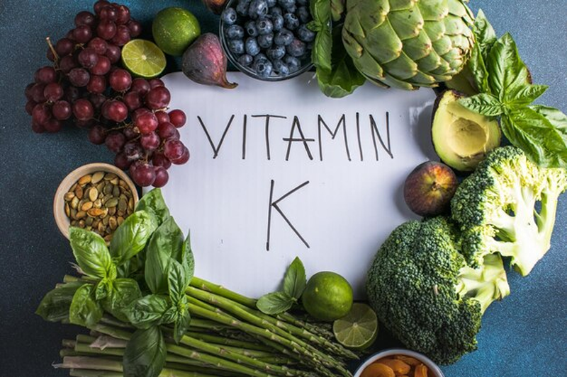 Cần theo dõi và kiểm soát lượng vitamin K dung nạp vào cơ thể