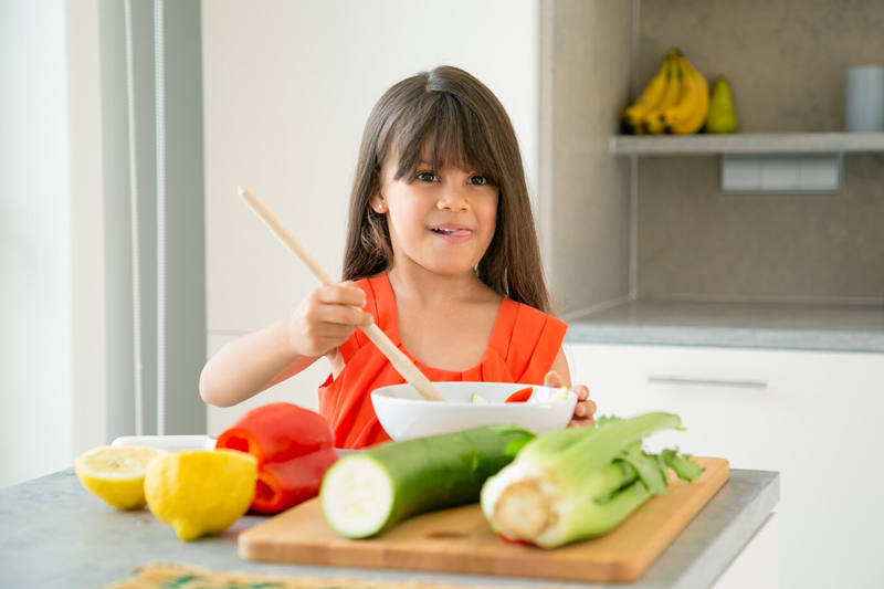 Bé bị táo bón nên ăn nhiều rau củ và trái cây