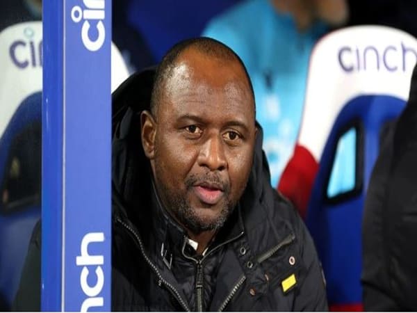 Huấn luyện viên của Crystal Palace Patrick Vieira làn gió tr?trung